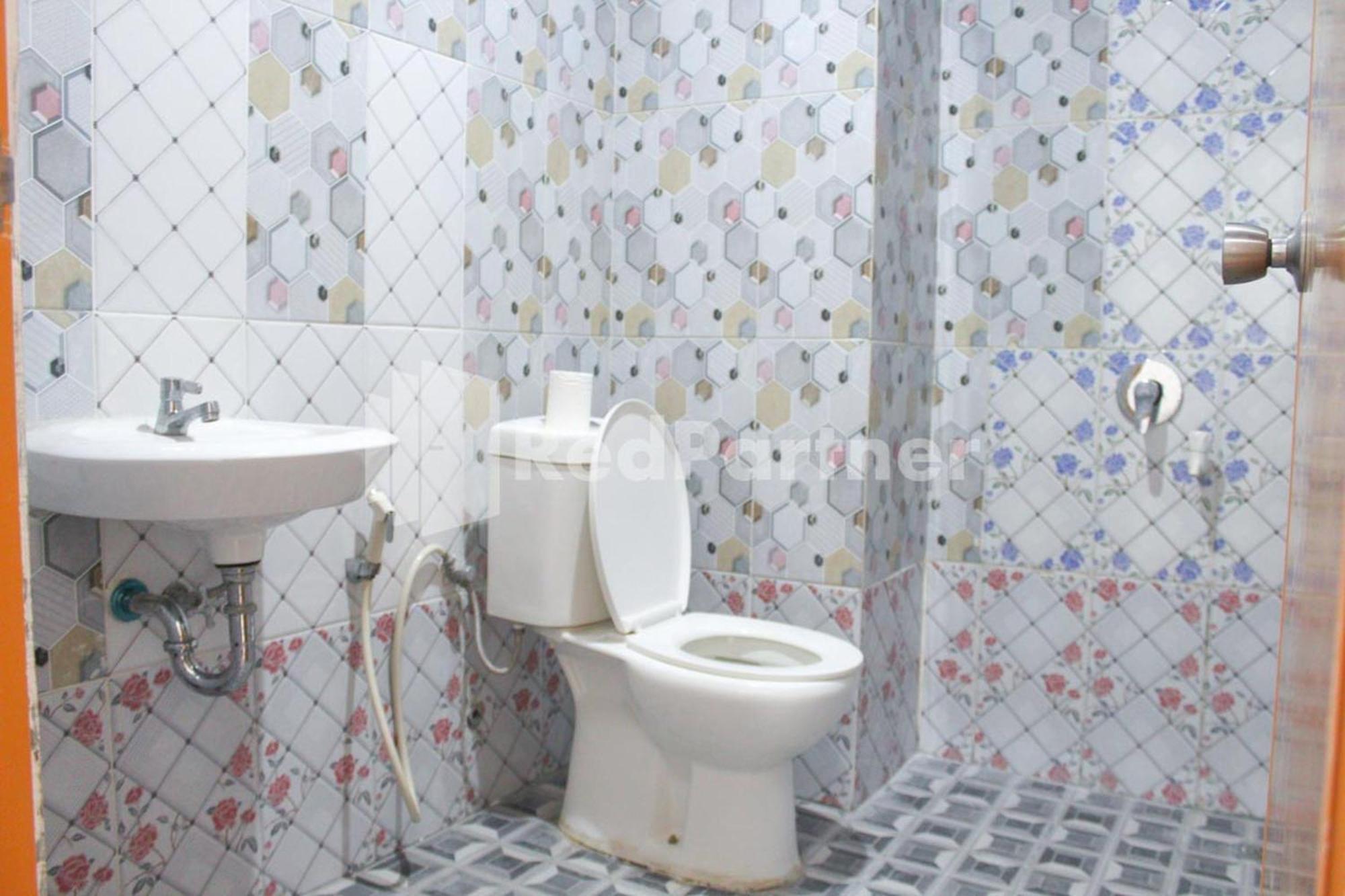 Brahma Hotel Mitra Reddoorz ジャカルタ 部屋 写真